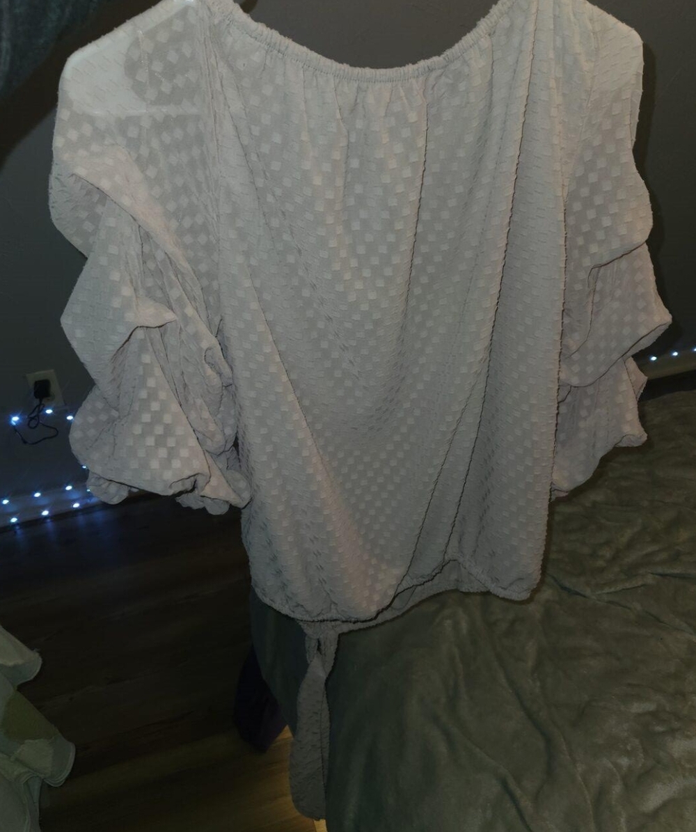 Vince Camuto Off-White Textured Blouse with Ruffle Sleeves